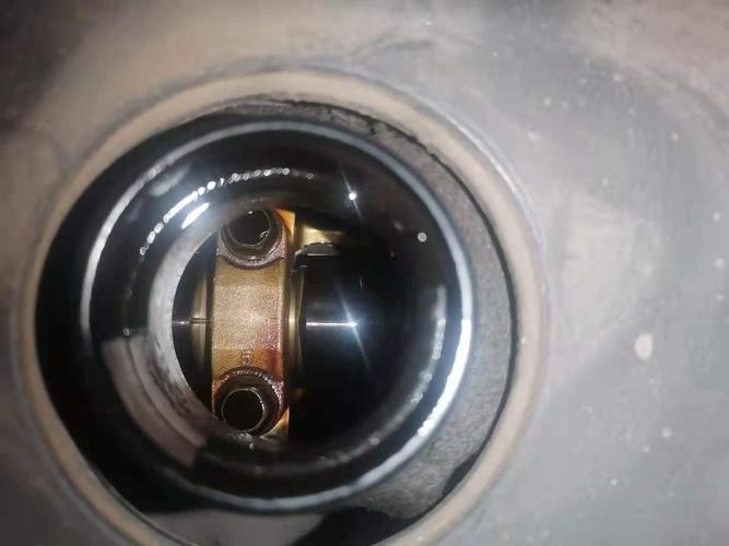 其中,最为典型的是在发动机怠速时,其中部以及气门液压挺柱的侧面会