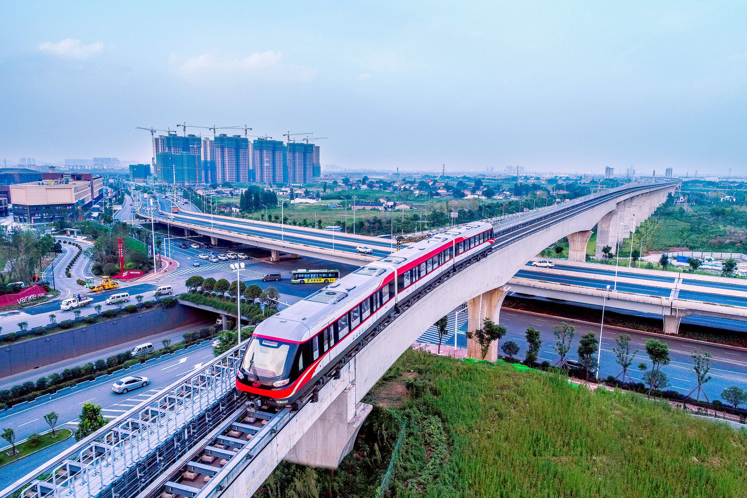 湘西凤凰磁浮线,首榀轨排顺利铺设!