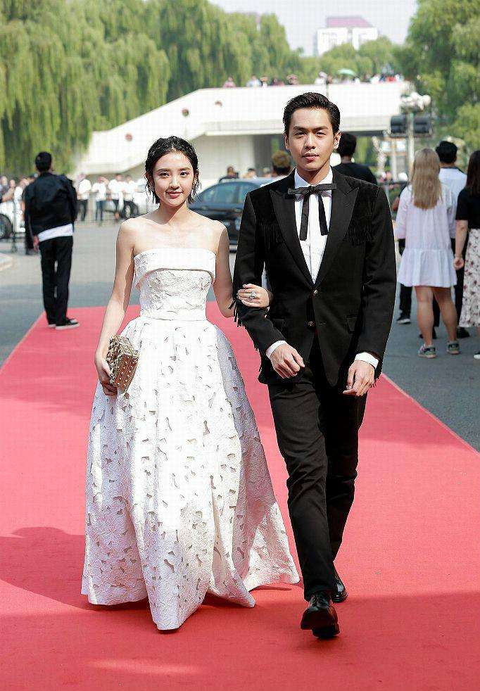 张若昀唐艺昕一家三口一起外出,和谐温馨,小女儿萌态十足