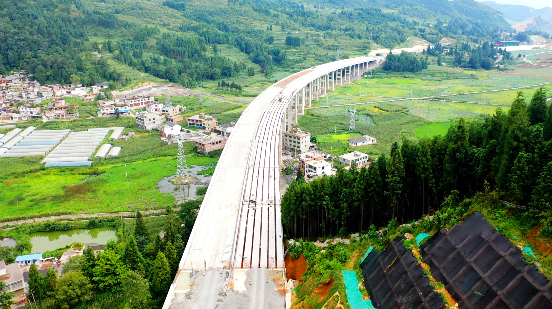 冲刺三季度 丨贵州桥梁集团纳晴t3标实现主线双幅贯通!