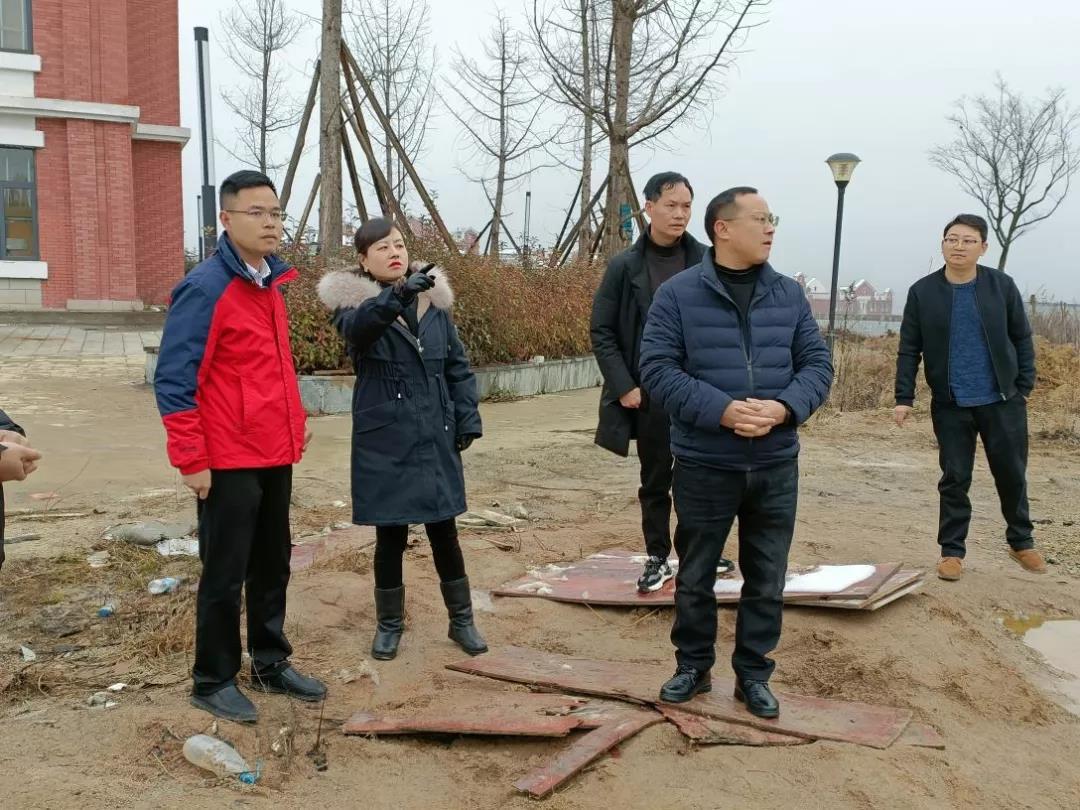 盘州市教育局党组书记范珂一行到盘州市二中新校区调研
