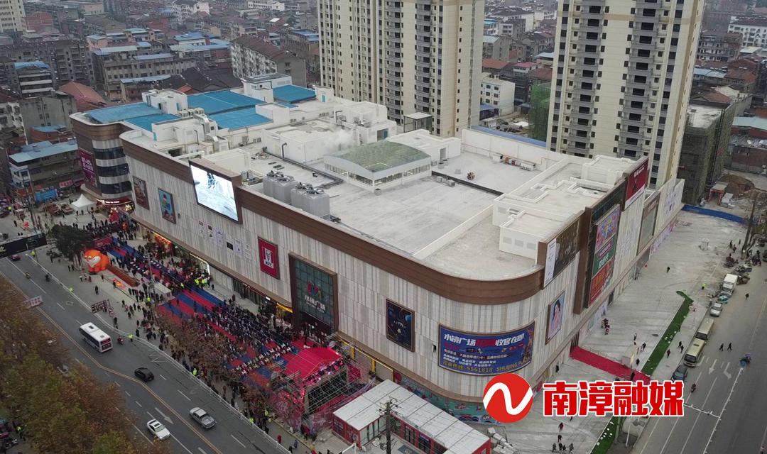 在水镜广场开业现场,精彩连连的表演让现场观众叫好声不断.