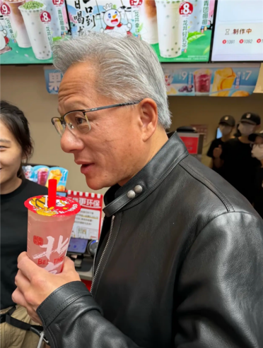 蜜雪冰城上线黄仁勋大佬同款 有人一次买30杯 门店负责人：已申请设置黄仁勋打卡点