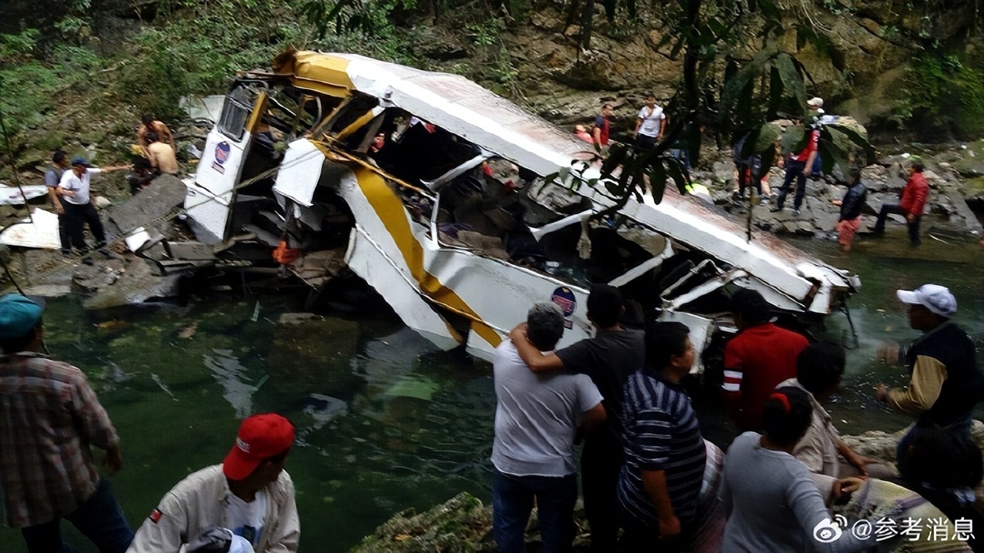 墨西哥一大巴失控翻車墜入25米深山崖,已造成29人死亡