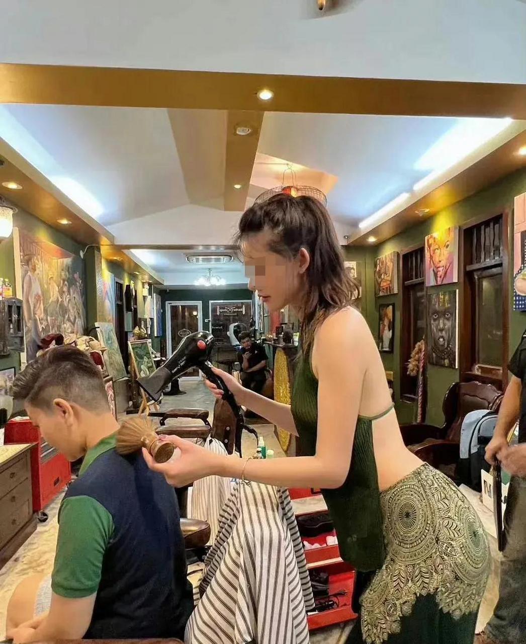 【最近,一组美女理发师老板穿着暴露,为男顾客理发的照片流传于网络