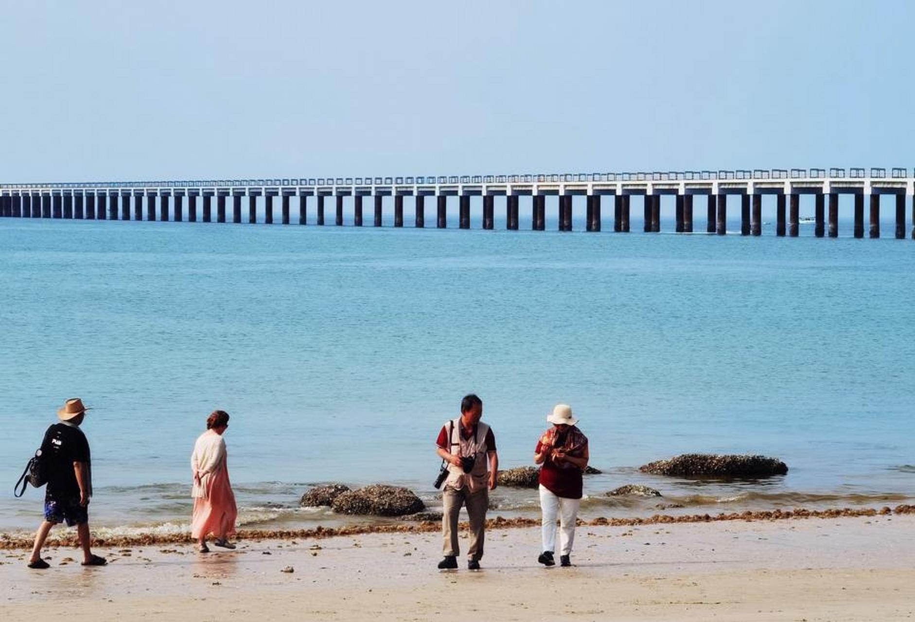 李春英 摄 广西涠洲岛蓝桥景区,游人流连忘返 广西涠洲岛蓝桥景区,游
