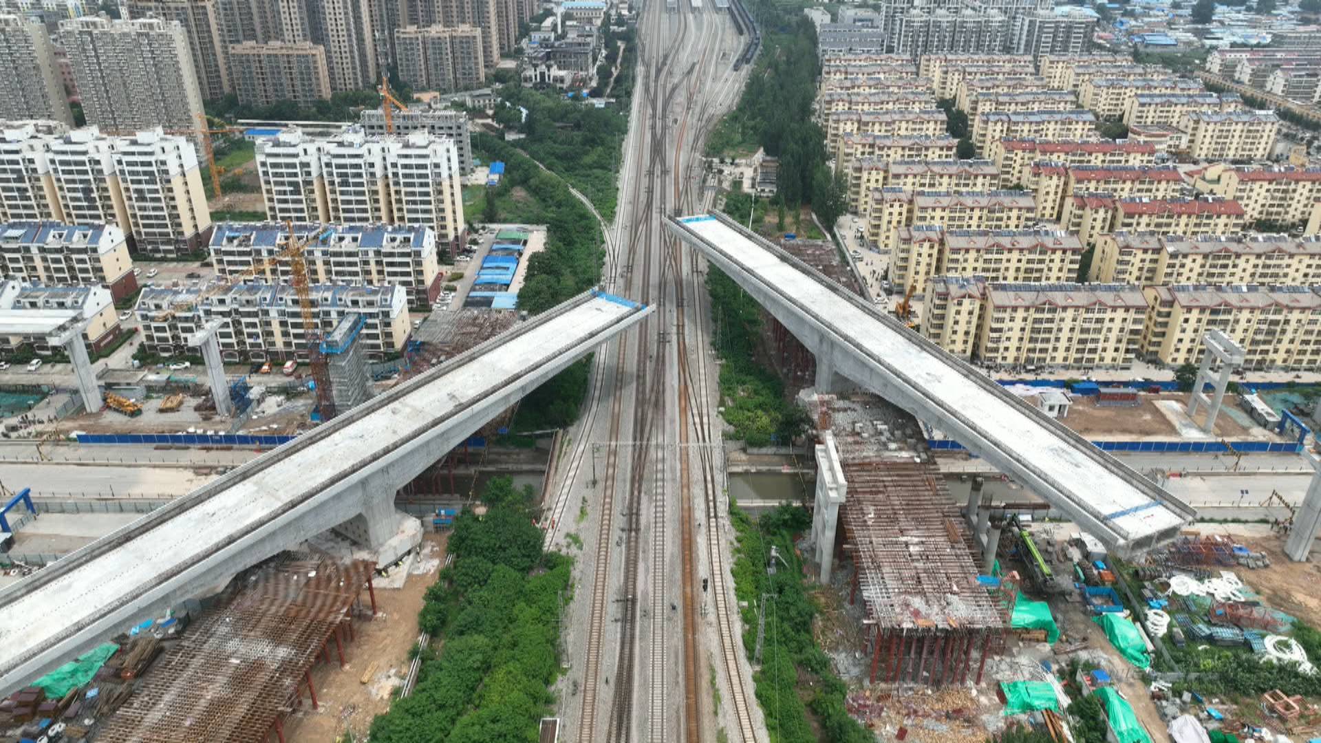 菏泽第一条高架快速路长江路上跨京九,新兖铁路立交桥成功转体