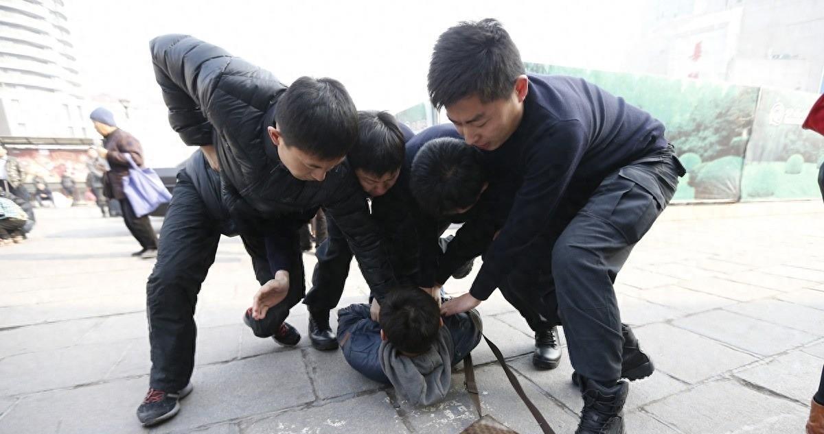 玩的这么花?女子跪地脱光带狗链,疑似拍摄色虐视频,必须严惩!