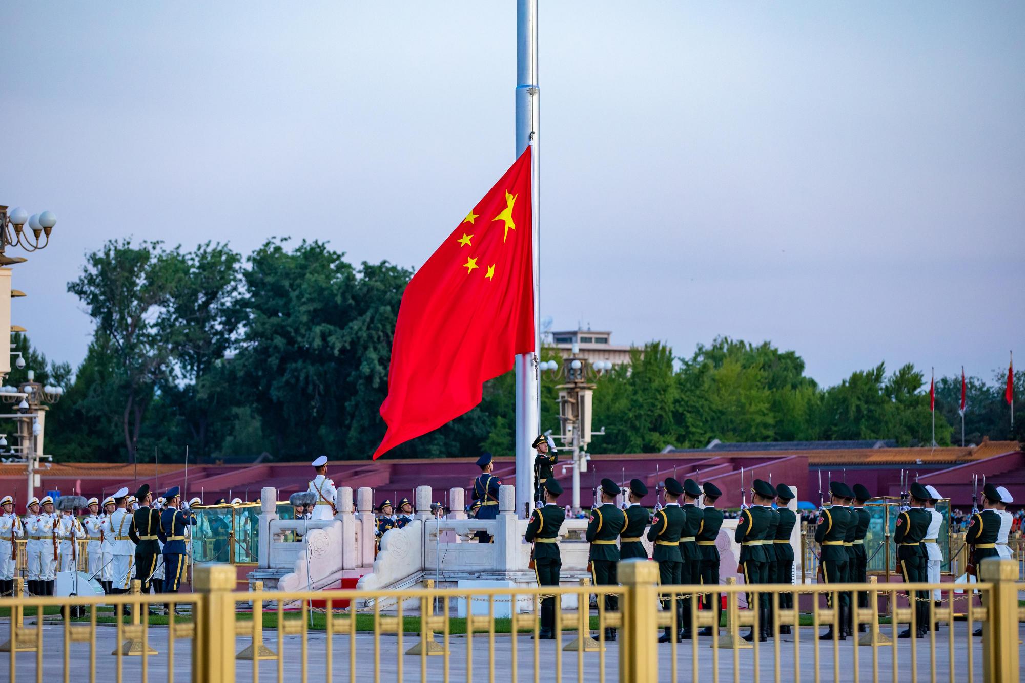 北京早上升国旗照片图片