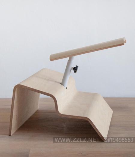 为未来的学校设计的一系列不舒服的椅子,鼓励孩子们不断移动和改变