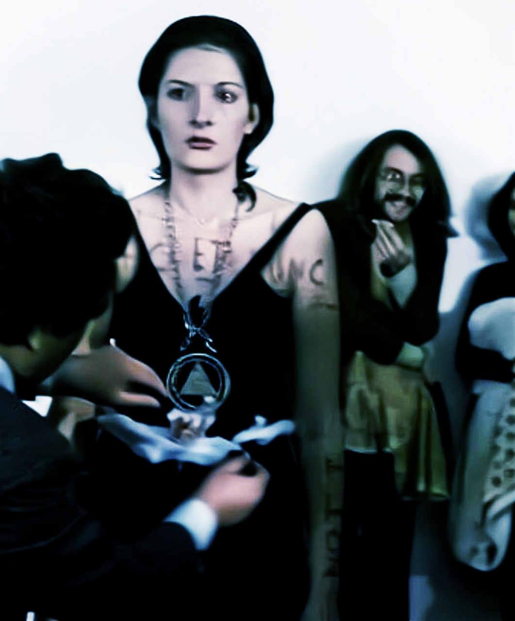 1974年,著名的"行为艺术之母"玛丽娜·阿布拉莫维奇在意大利艺术节上