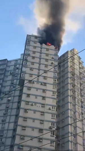静安区武定路高层住宅楼发生火灾 幸无人员伤亡