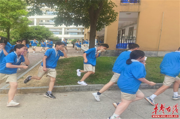 怀化市湖天中学组织高一新生开展消防安全疏散及防爆安全演练