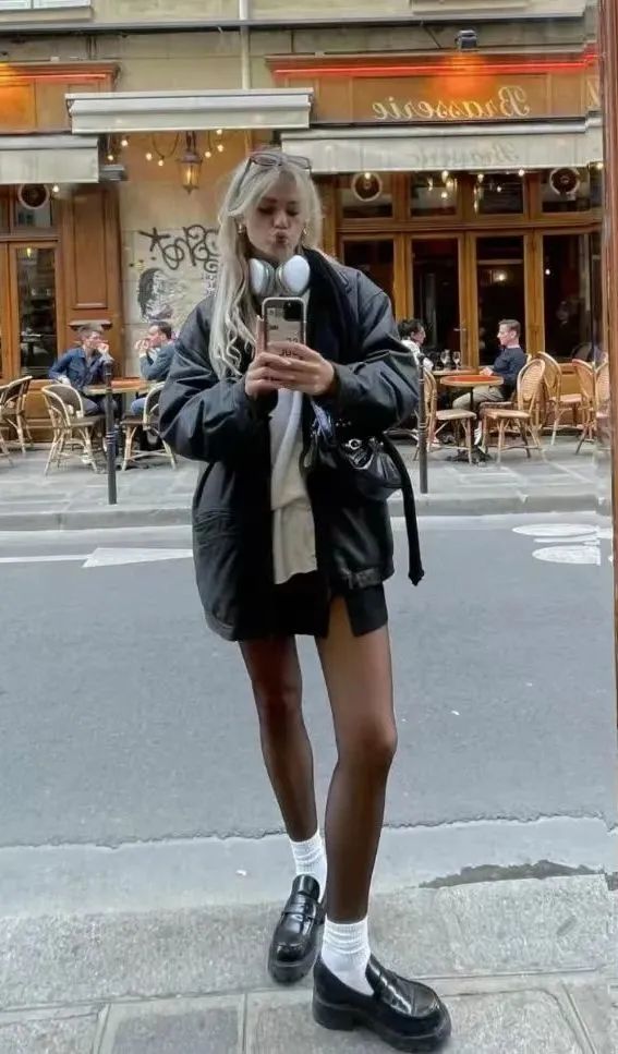 在miumiu和jennie的双重洗脑下,堆堆袜近两年也火速回潮.