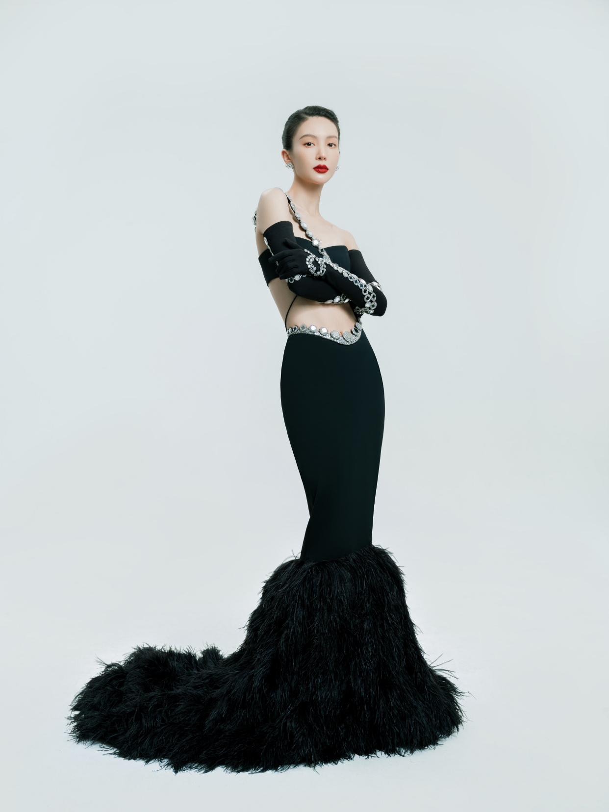 金晨微博之夜惊艳造型释出 抹胸蛮腰鱼尾裙 大胆前卫且很有时髦感