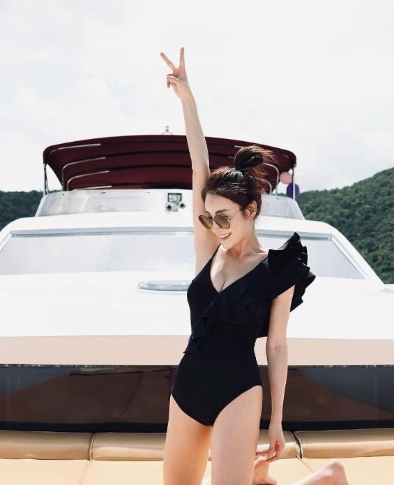 tvb视后林夏薇穿着黑色泳衣与胡定欣,陈山聪等好友出海过生日