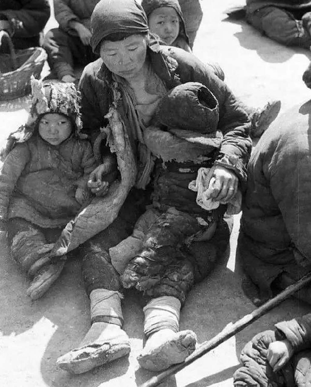 1943年,山东一女乞丐正要出城,伪军怀疑她是地下党,竟让她当众脱下