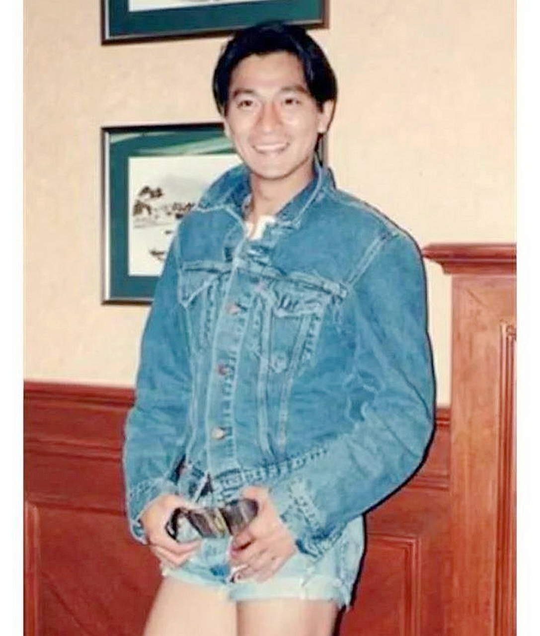不得不说刘德华以前的衣服真的很大胆,现在这条牛仔短裤也很高级