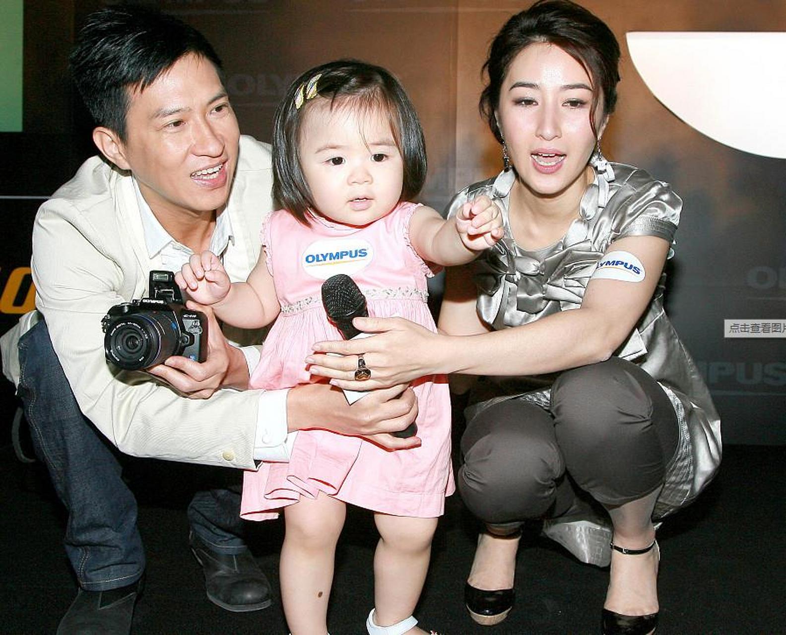 1995年,张家辉在女友关咏荷家大别墅洗了个澡,出来后就提出了分手:我