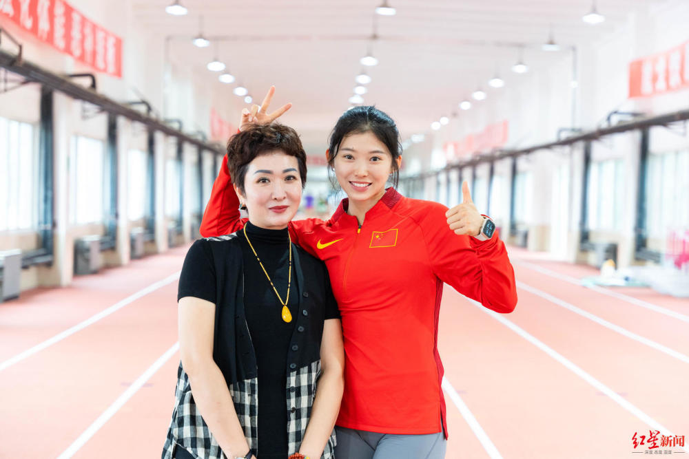 吴艳妮百米跨栏夺冠又美又飒_冠军对决德古拉专访