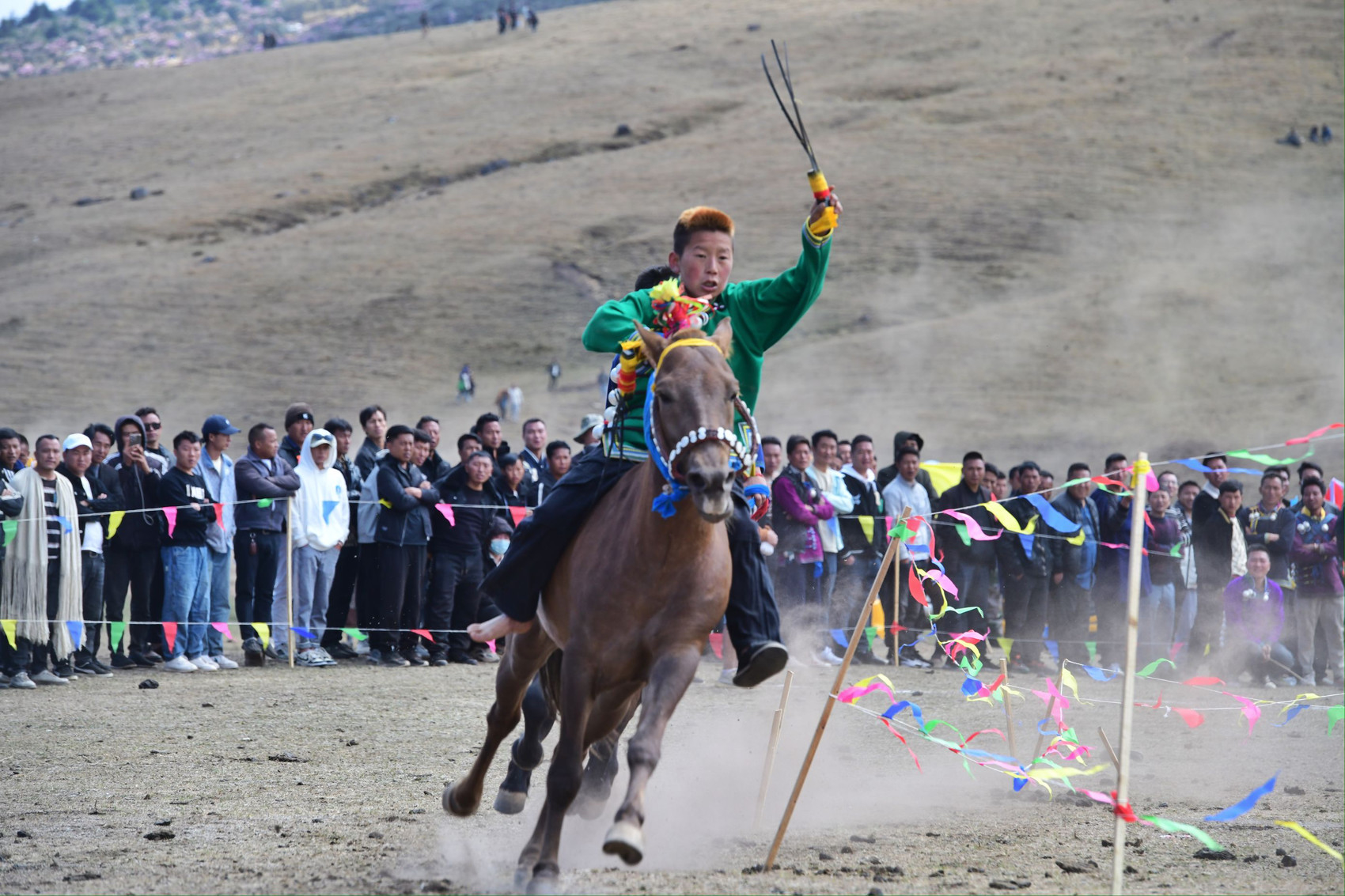 凉山彝族火把节赛马图片