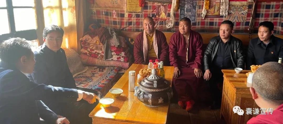 玉树州委常委,州委统战部部长李富达一行到白扎乡公雅寺调研指导工作