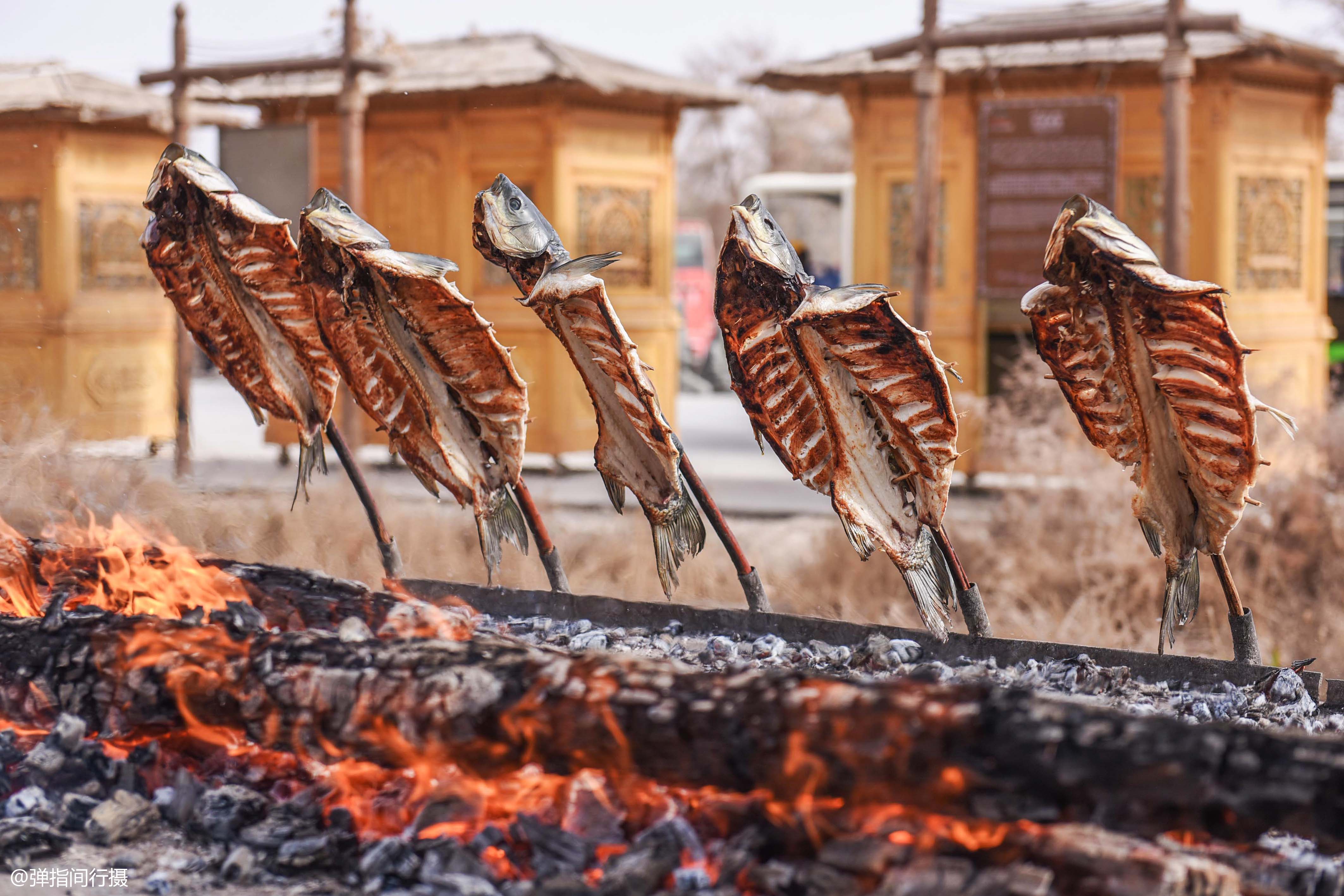 新疆有个"烧烤之乡",这里的烤鱼和烤肉,少添调料却味绝天下