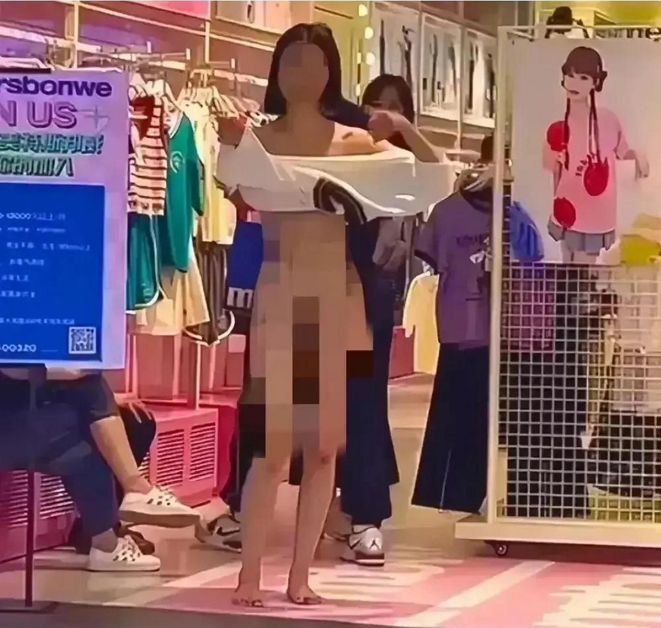 长沙一女子裸着身子逛街,一手提着内衣,一手拿着鞋子,众目睽睽之下光