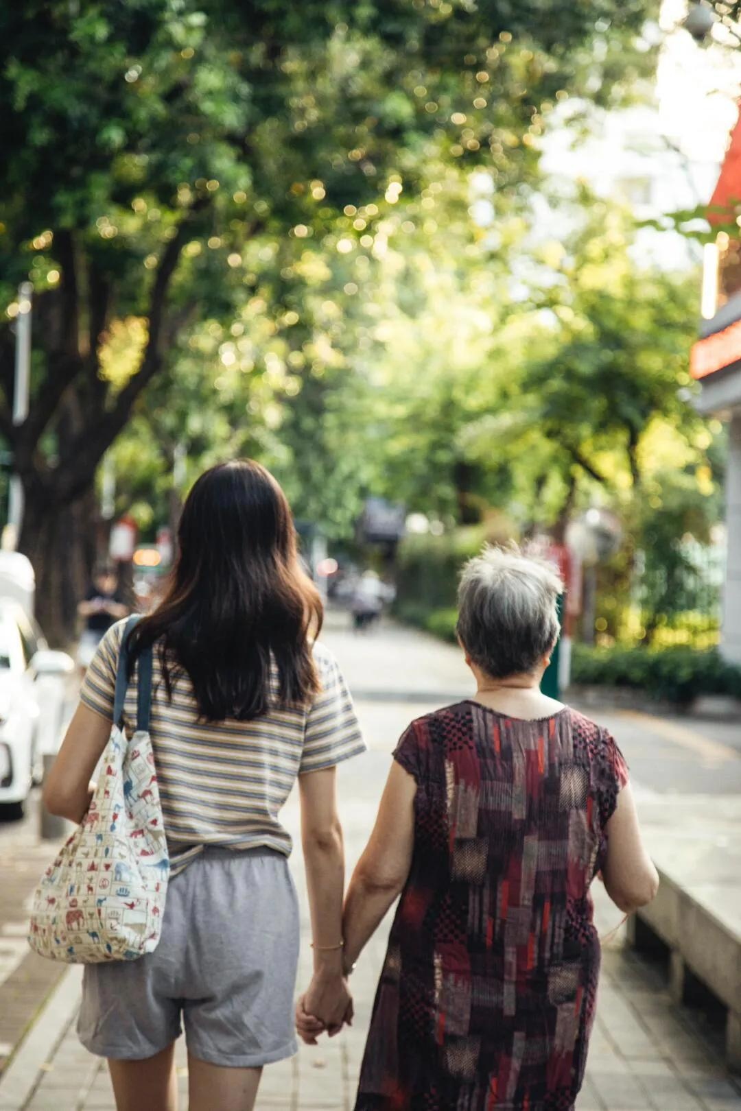 本以为外婆和奶奶一样亲成长后才懂其中落差