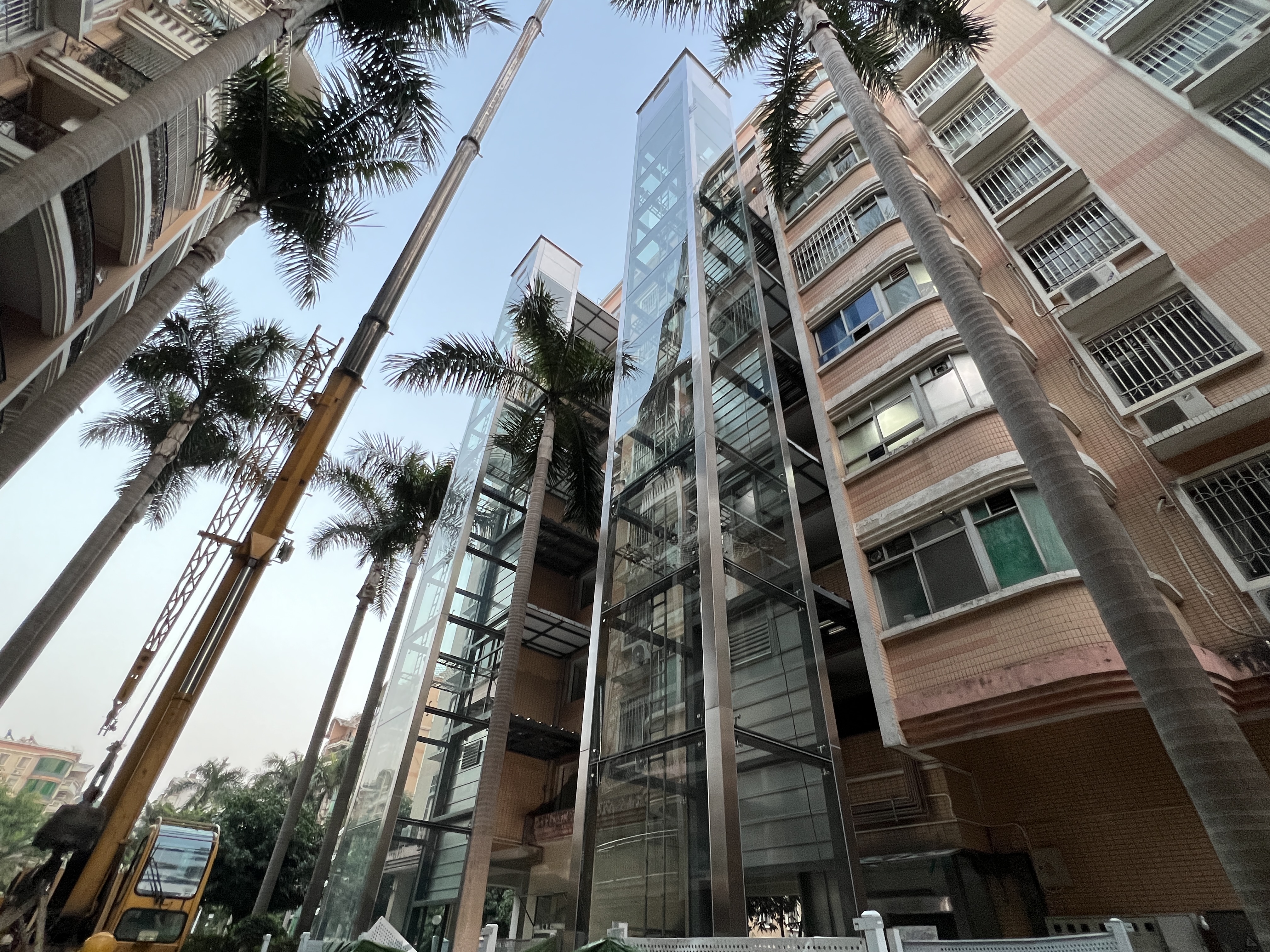江门育德社区旧楼成片加装电梯!"一按到家"让居民生活更便利