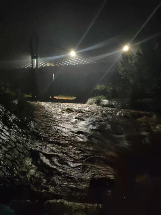 特大暴雨,深夜水庫出水流入河道