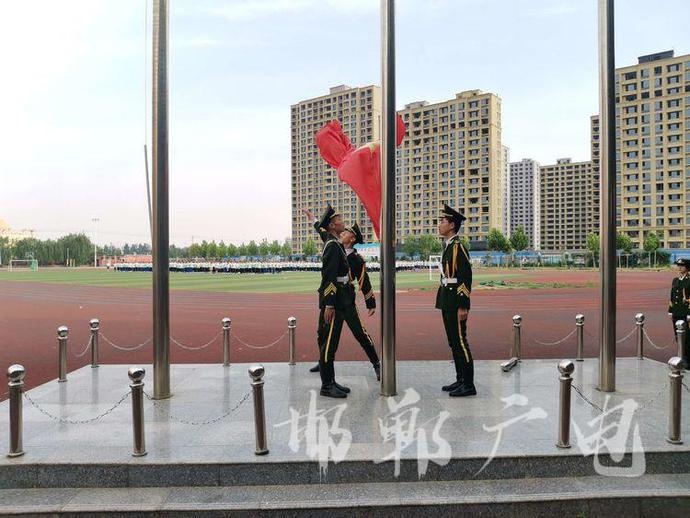 邯郸市肥乡区第三中学举行"超越自我,冲刺中考"主题升旗仪式