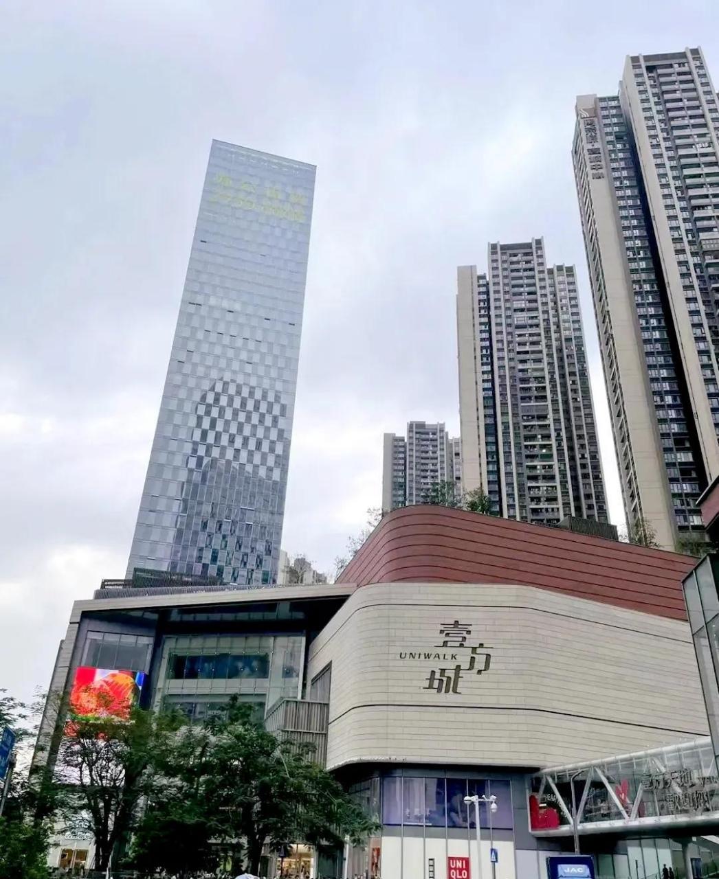 龙华壹方城地段超级好, 我和媳妇也老喜欢,关键整不起.