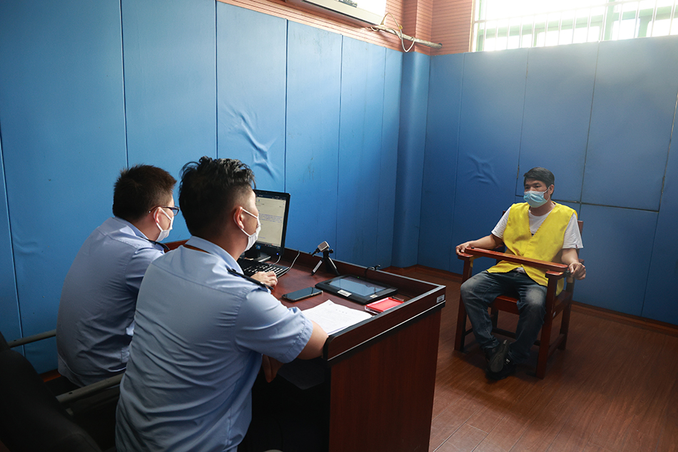 审讯现场本文图片均来自浦东公安