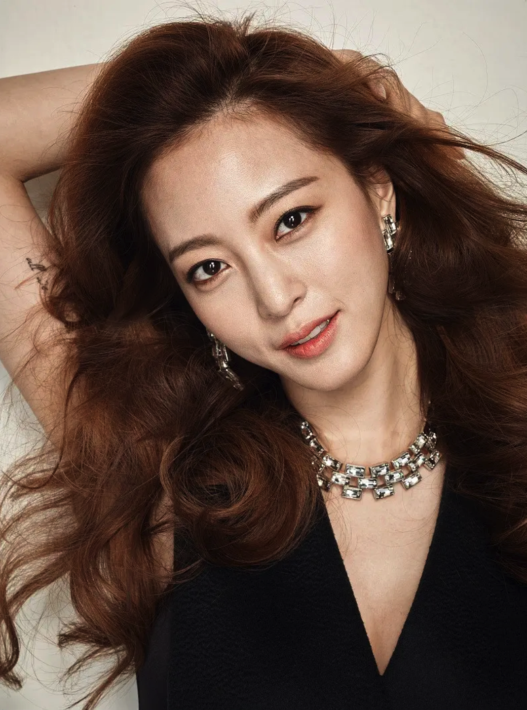 韩国顶级女演员韩艺瑟罢演被封杀多年后整形失败成网红