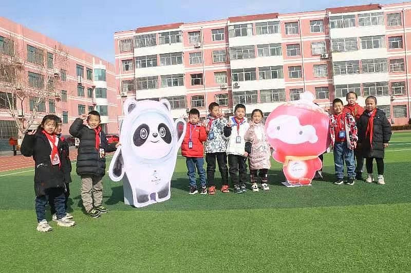 莒县第二实验小学举行以"逐梦新征程,奋进向未来"为主题的开学典礼暨