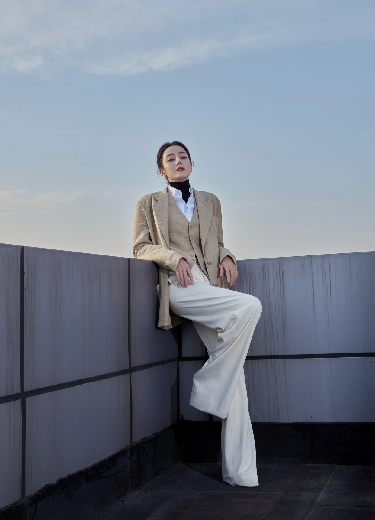 迪丽热巴教你变身干练女强人 西装长裤红唇盘发 助你闪耀职场之路