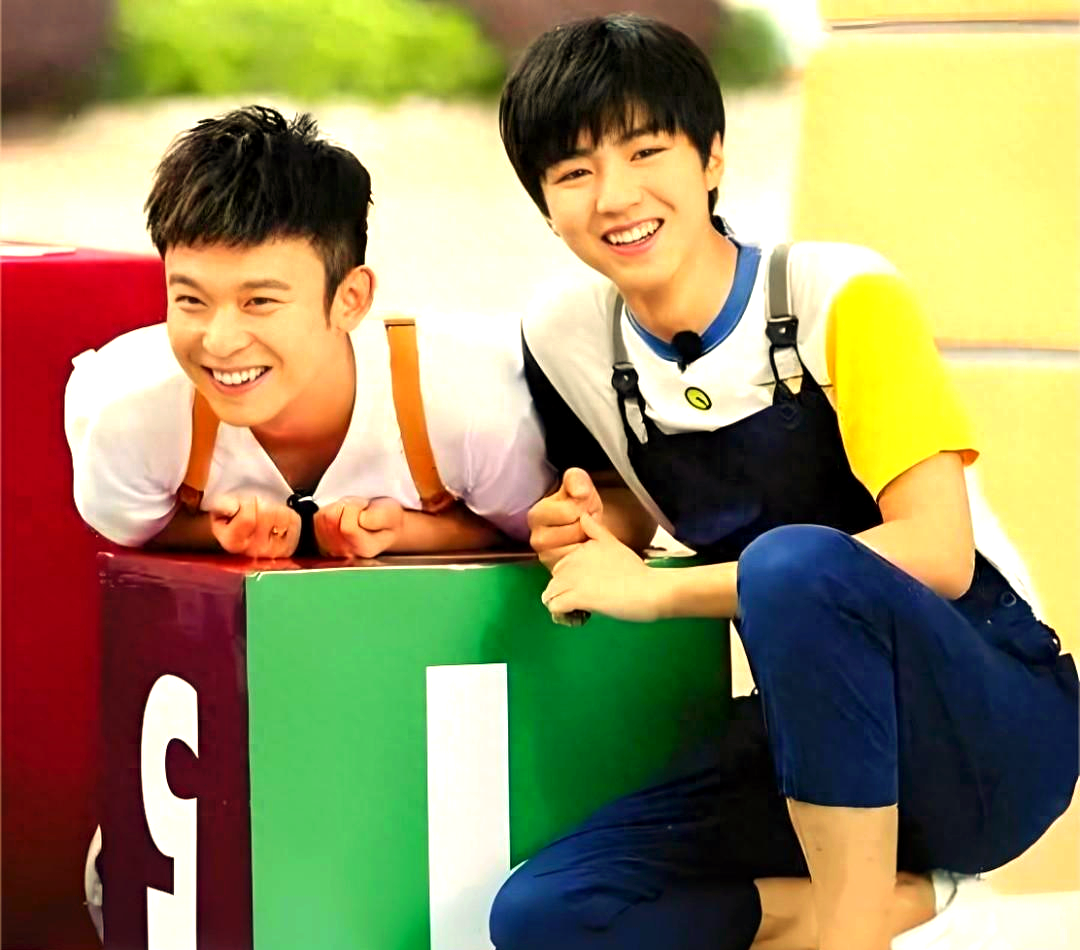 王俊凯探班董子健:腹肌诱惑与深厚友谊