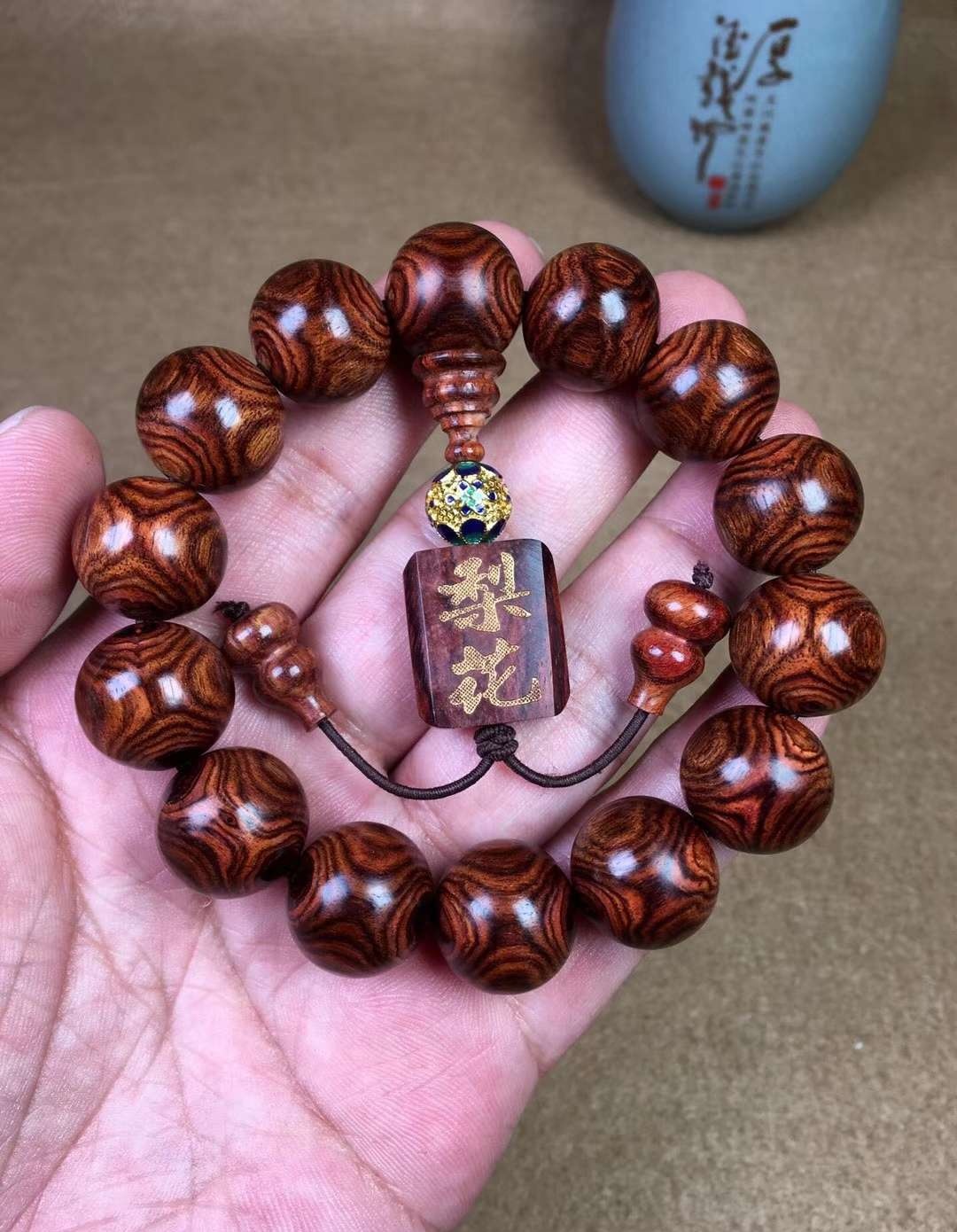海南黄花梨手串该怎么保养,新手必须得懂的基本盘串常识!