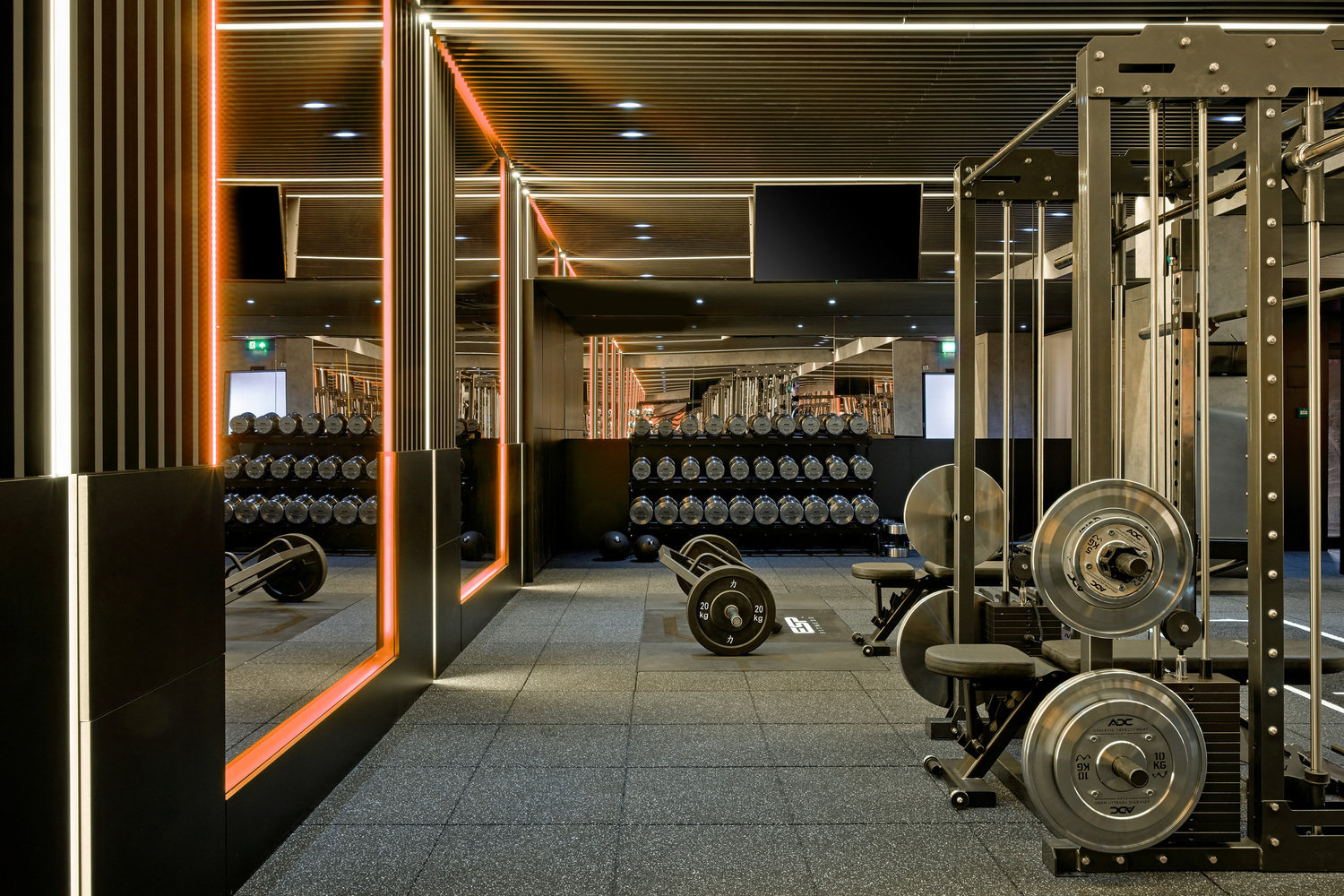 健身房设计|科技感和光影是贯穿空间的设计元素