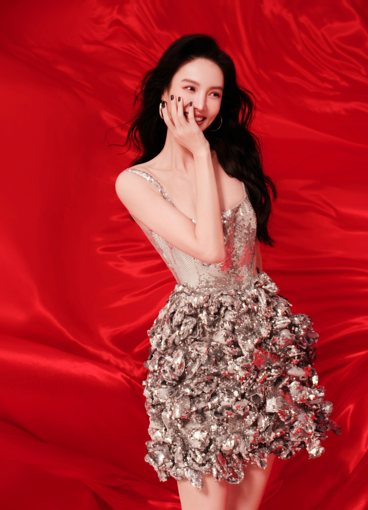 金晨银色亮片肩带蝴蝶结连衣裙,展露出大长腿,身姿是真的迷人