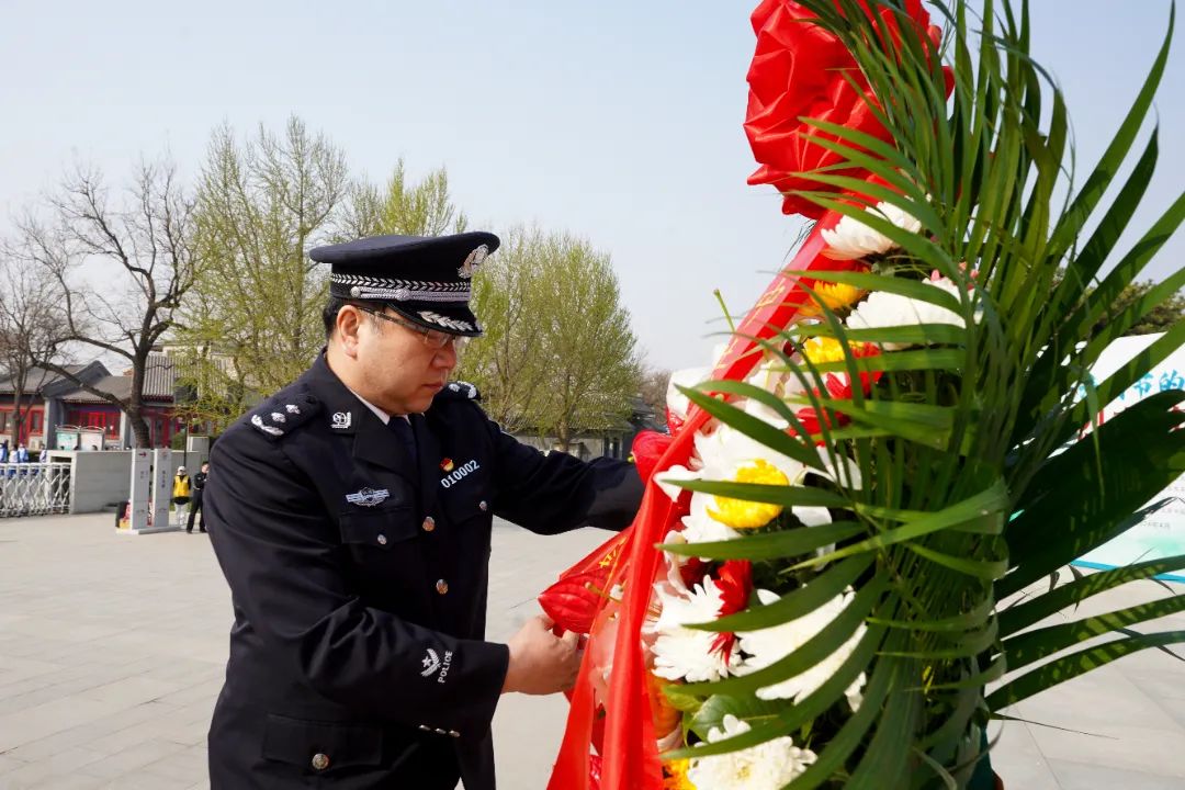 盛放的鲜花寄托着北京铁路公安局全体民警对英雄烈士的无尽哀思和崇高