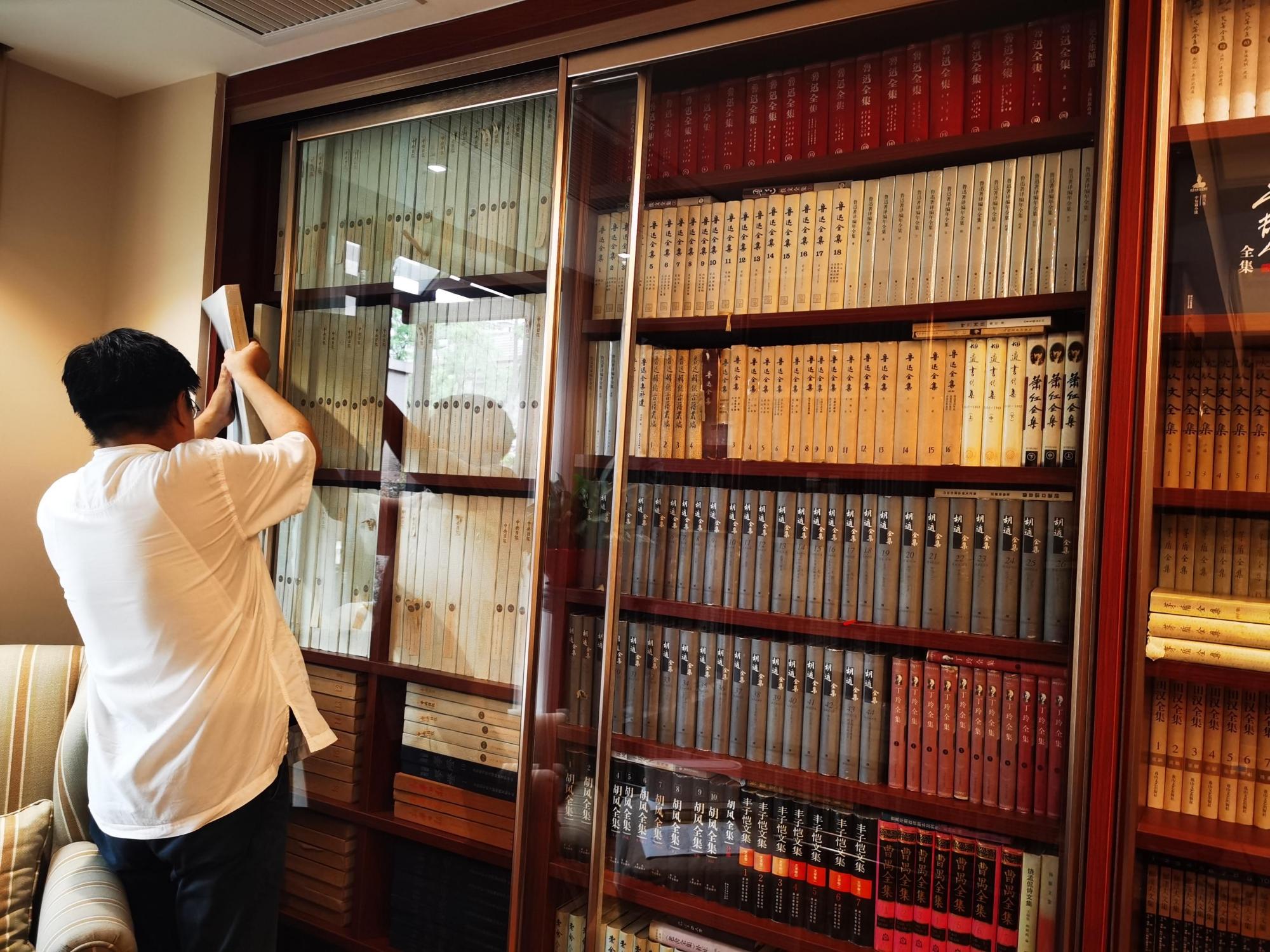 走近学者李怡的书房:藏书以吨计,鲁迅是真爱;俯身读好书,抬头望