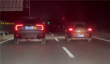 该怎么治！又见高速龟速车挡路：后车狂闪远光灯无济于事