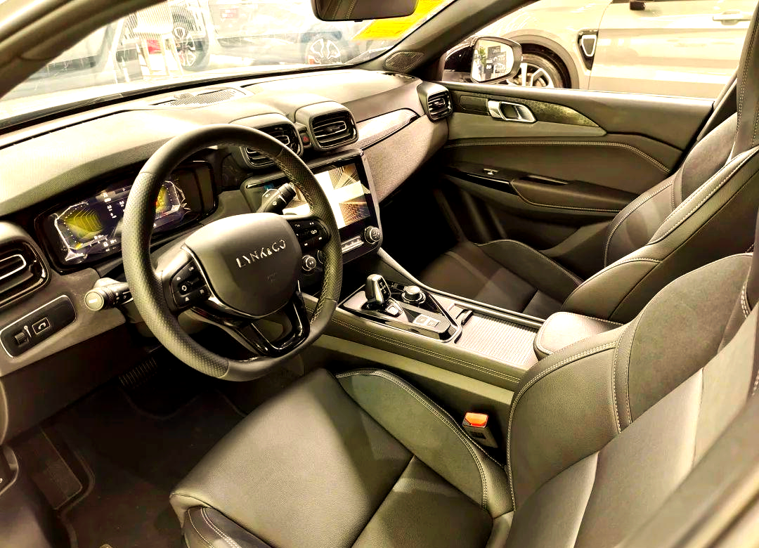 内饰设计上,领克03延续了家族式的风格,配备了全液晶仪表盘,提供更为