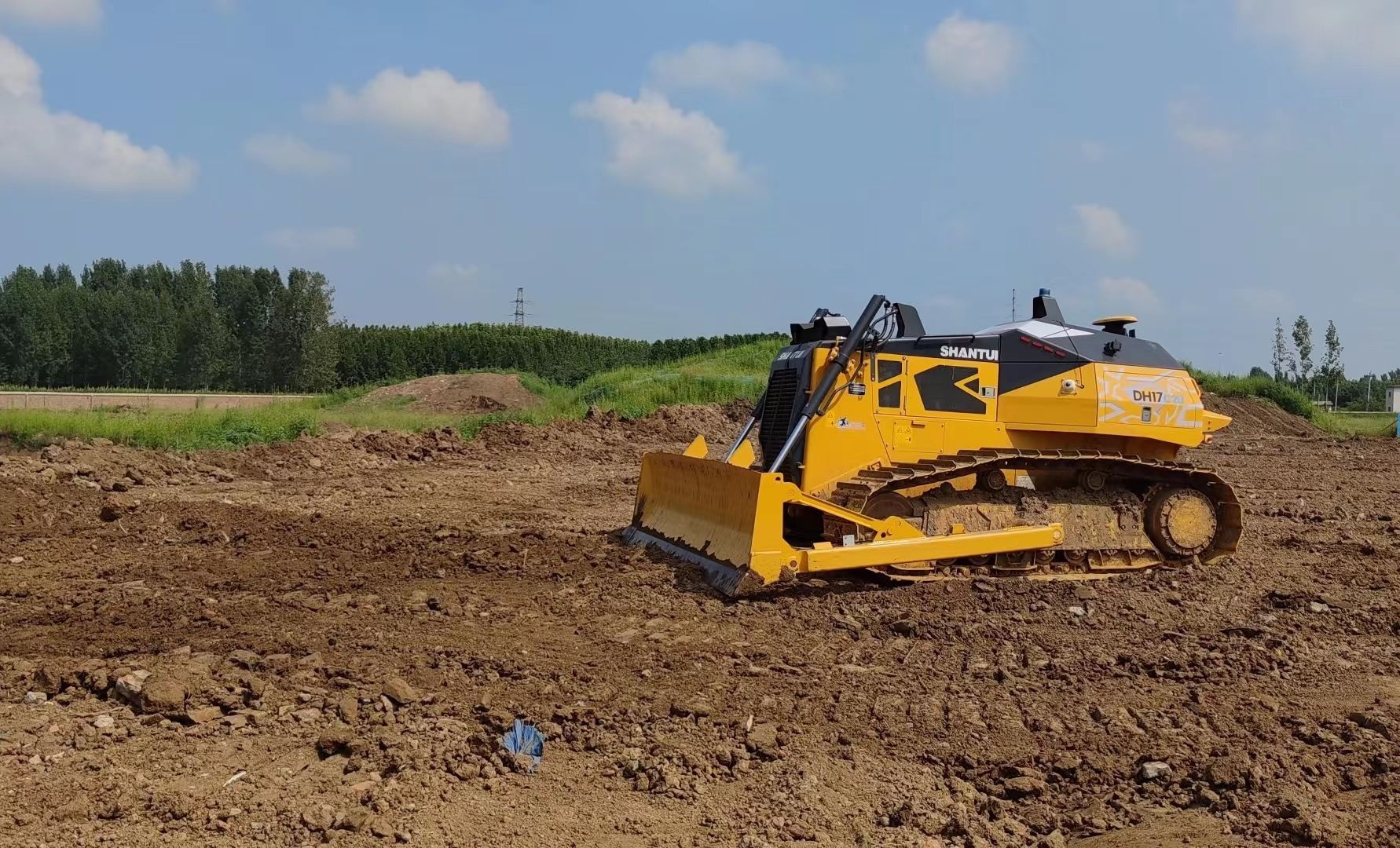全球首台无人驾驶推土机修路挖矿都会干
