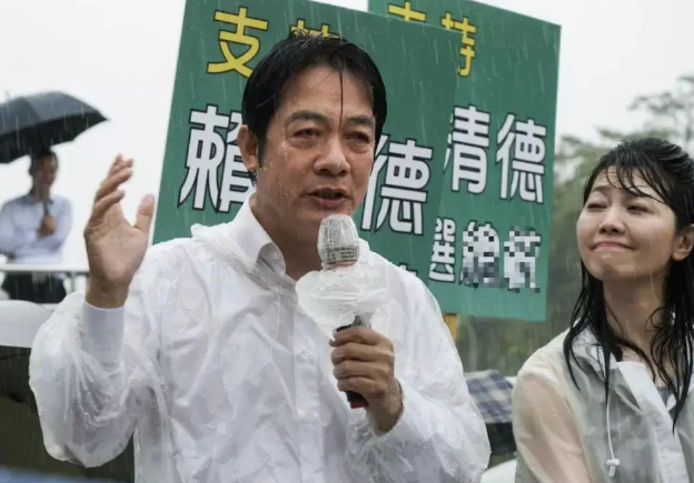 赖德清黄伟哲合体,谢龙介:在政治上就没有永远的敌人!