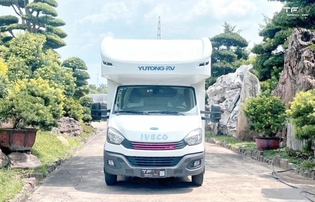 宇通c330大顶感恩版房车,配置齐全,舒适度极高,适合一家四口使用