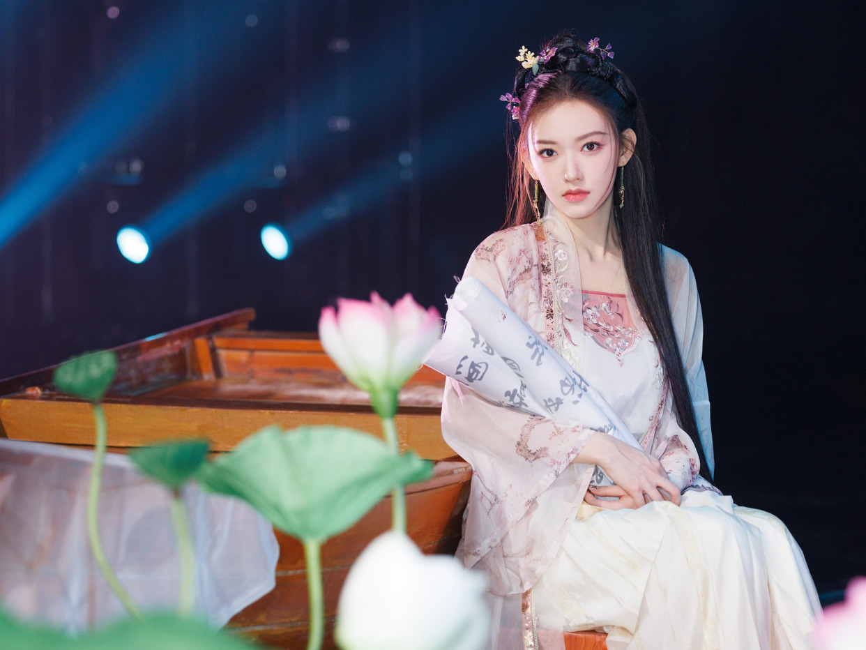 程潇穿粉色轻纱汉服裙,演绎舞台剧,造型甜美一颦一笑尽显温柔