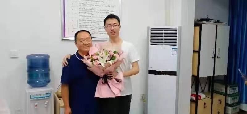 阳光自信 四川南充高中理科考生陈曦竹取得好成绩